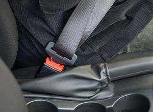 Czy każdy musi korzystać z pasów bezpieczeństwa w samochodzie?