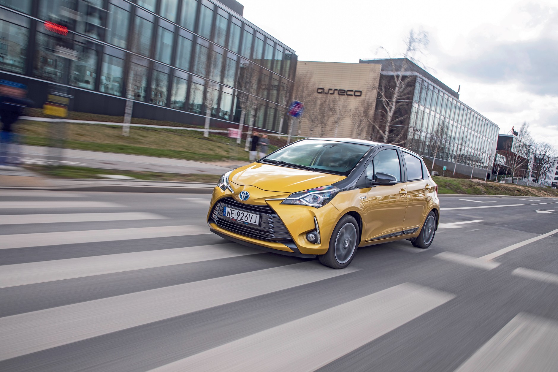 Yaris w wersji hybrydowej to niemal idealne auto do miasta. Czar pryska na autostradzie.
