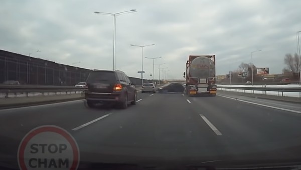Kierowca ciężarówki widzi mniej. Cysterna spycha auto na S8 [Nagranie]