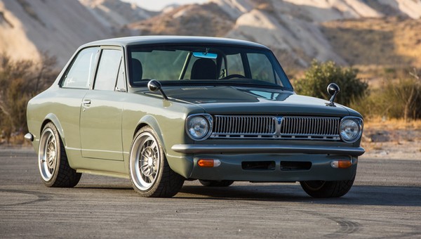 50-letnia Toyota Corolla z silnikiem V8