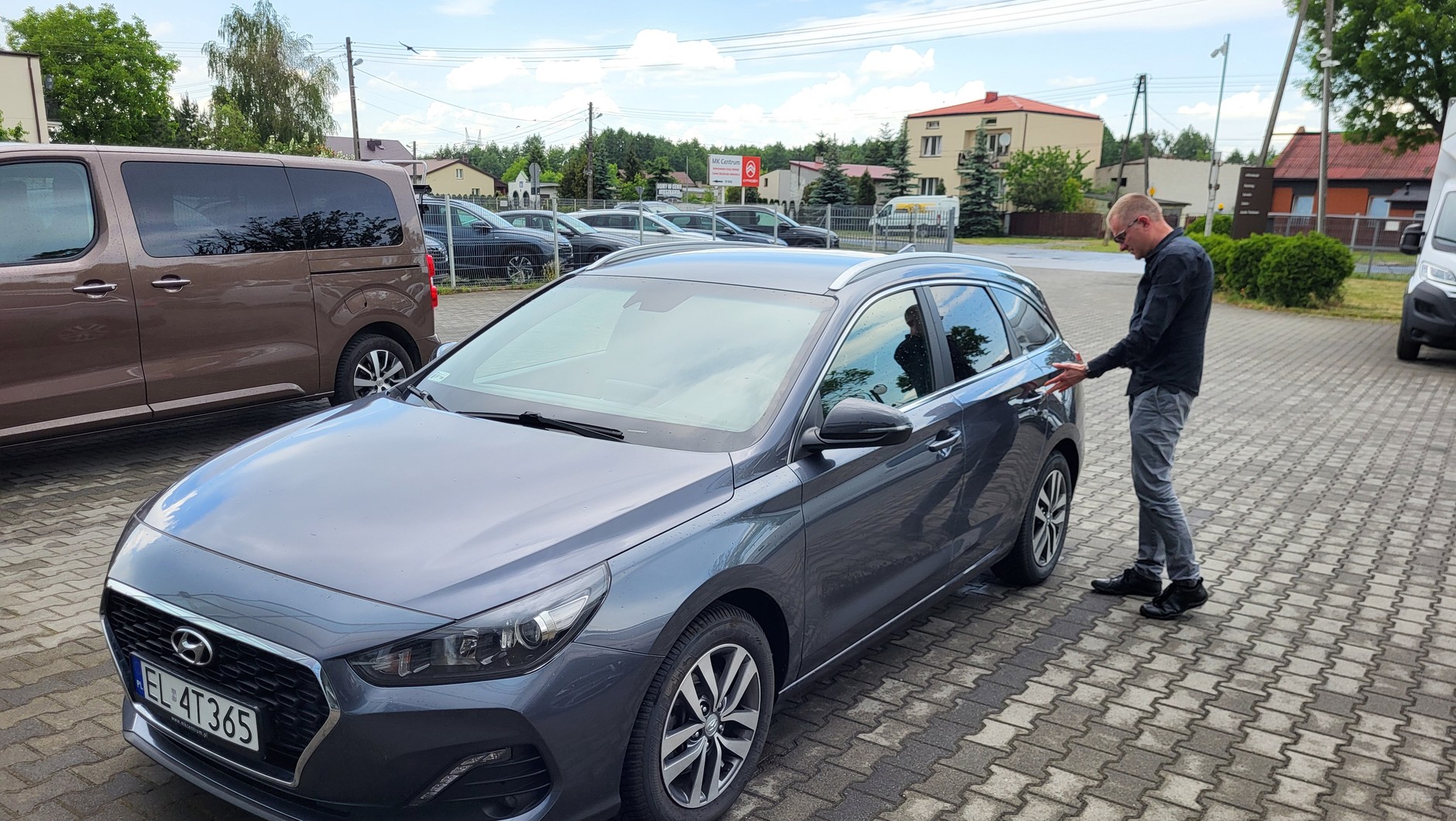 Za normalne pieniądze można kupić dobry, niezniszczony samochód. Aż dziwne, że ten egzemplarz czeka na klienta od miesięcy