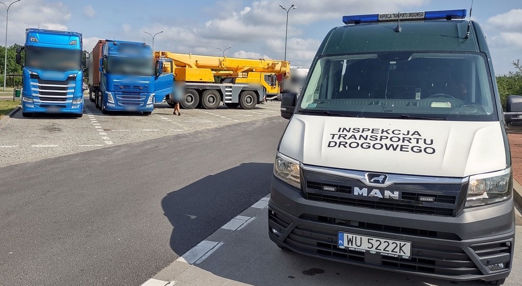 Miejsce kontroli przeładowanego zestawu zatrzymanego przez patrol wielkopolskiej ITD koło Gniezna