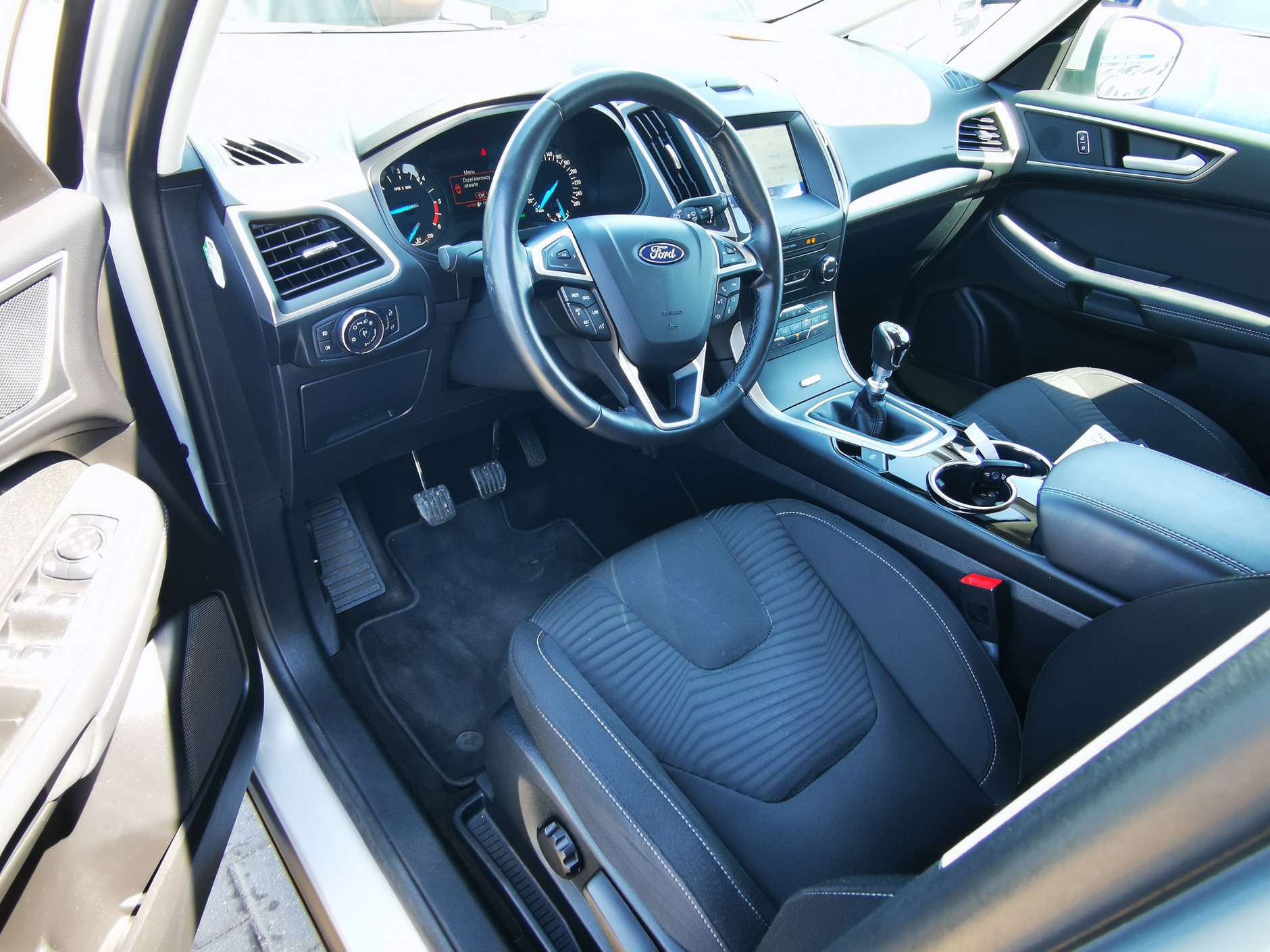 Ford S-Max z dieslem miał trzy razy wyższy przebieg i był w dużo lepszym stanie: wnętrze wzorowe, minimalne zużycie widać tylko na kierownicy