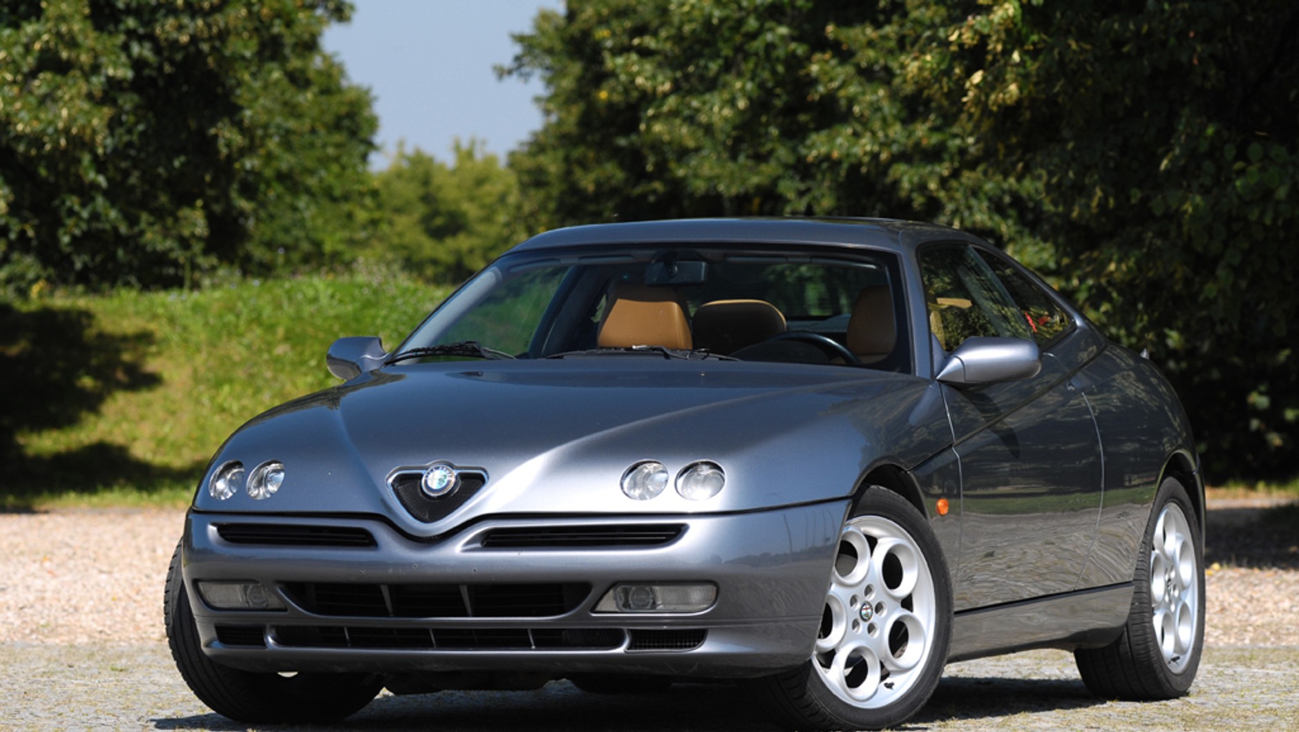 Alfa Romeo GTV  –  niewielkie auto sportowe o niezwykle udanym designie.
