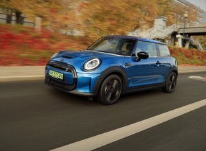 MINI Cooper SE – porywający ekokoloryt