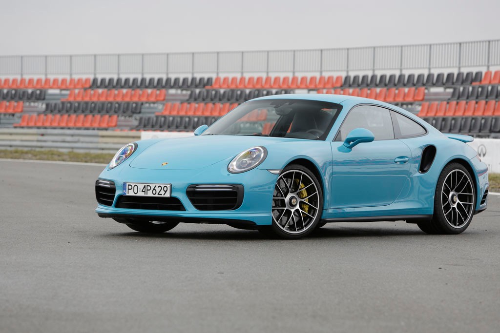 Porsche 911 Turbo S - bajeczne turbo w bajkowym kolorze