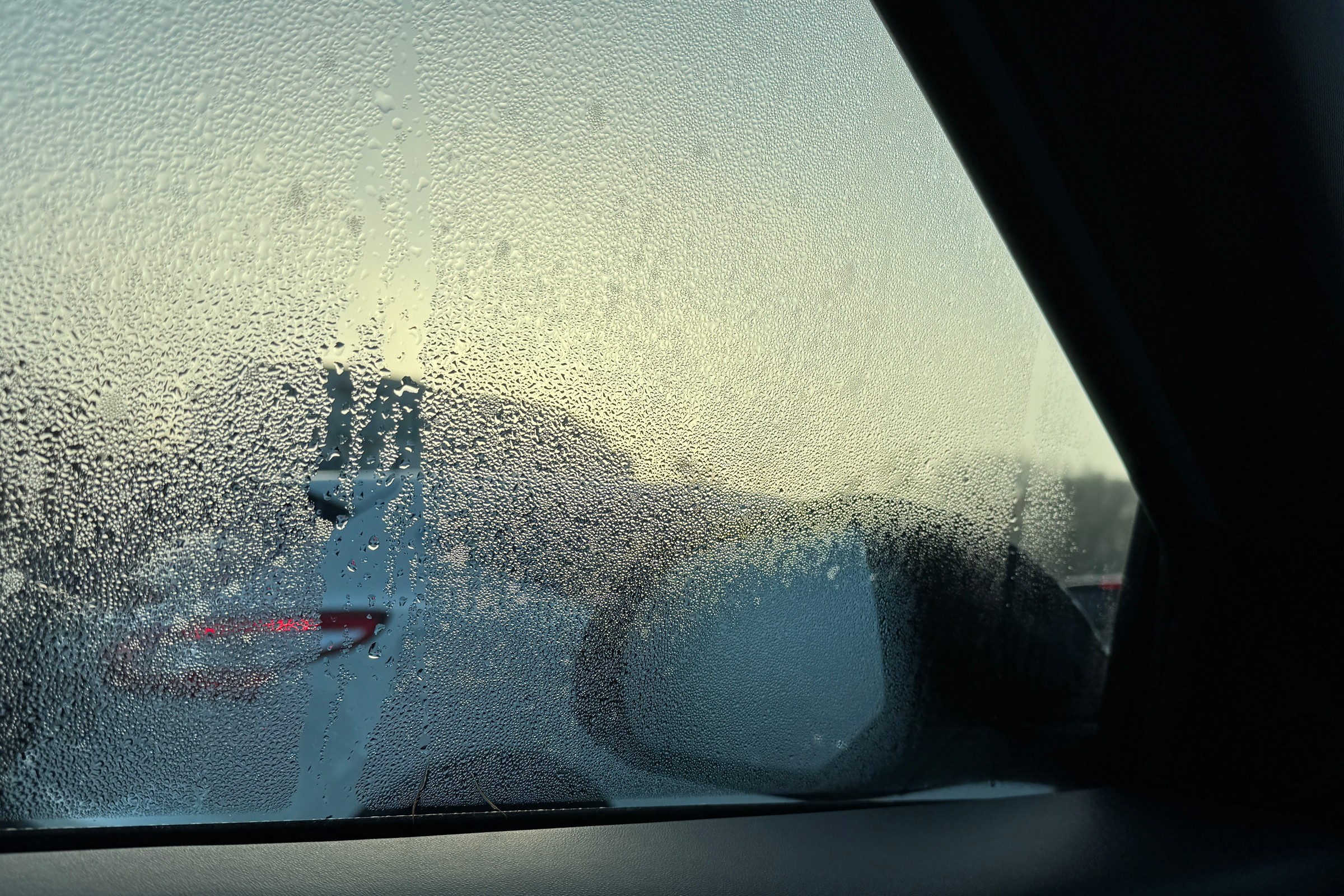 Jak pozbyć się pary i wody z szyb samochodu? Żałowałem, iż nie mam niewidzialnej wycieraczki