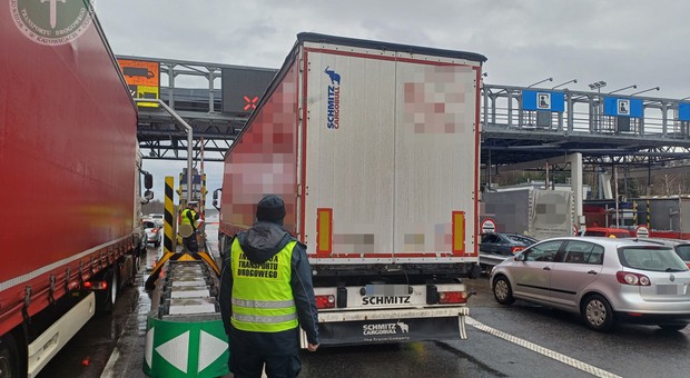 Zablokowano zagraniczną ciężarówkę na A4. Pod bramki wezwano służby