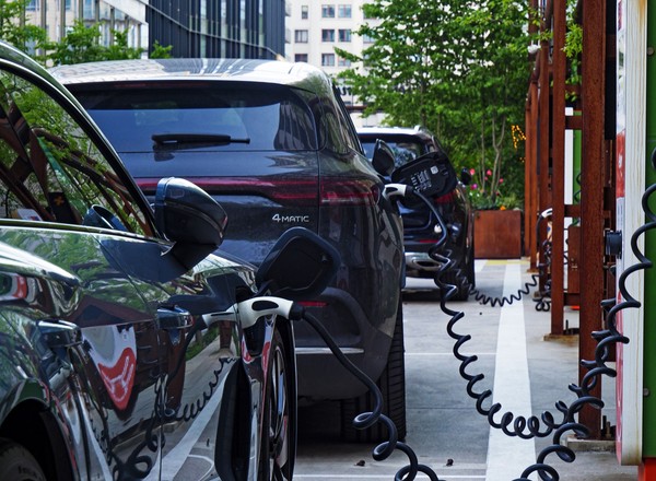 Quishing wyciągnie pieniądze z twojego konta. Na celowniku właściciele aut elektrycznych