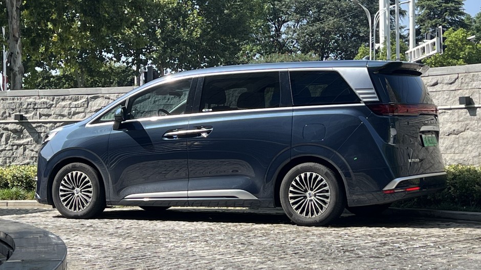 Denza D9
