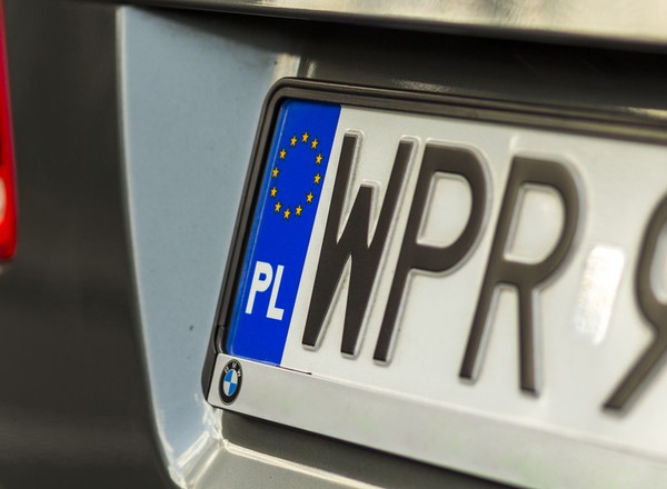 Kierowcy zapominają o tej zasadzie z tablicami. A kara zaczyna się od 1,5 tys. zł