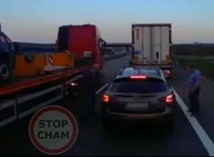 Kierowcy ciężarówek osaczyli i zatrzymali drogowego „szeryfa” [Nagranie]