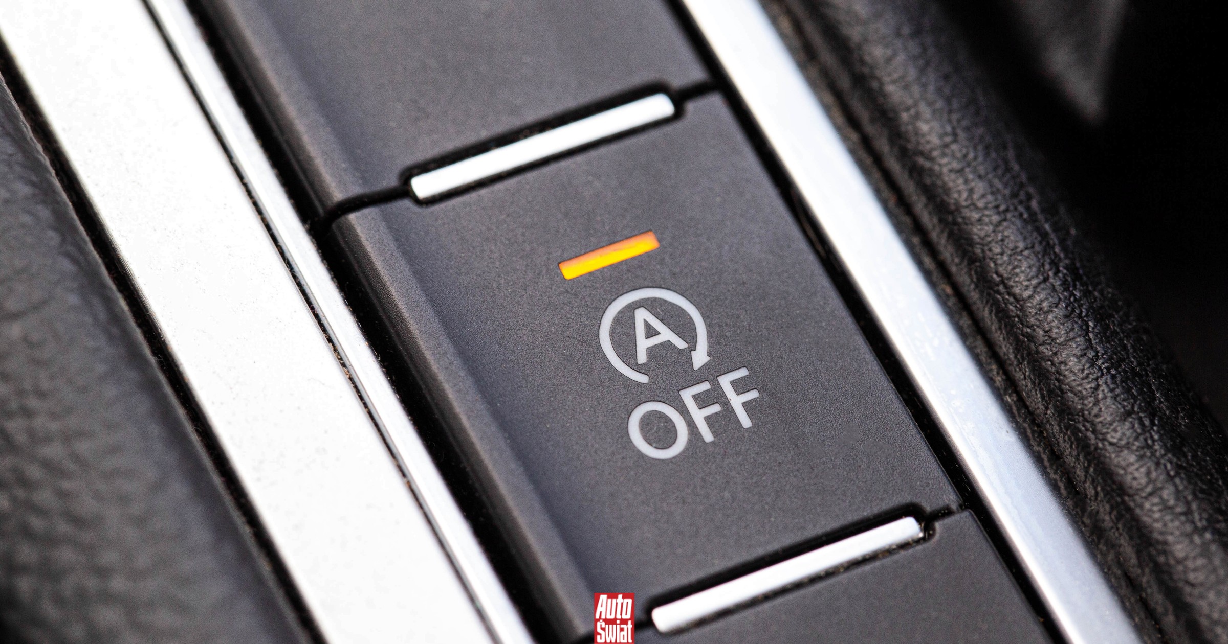 Un motore con sistema start-stop in funzione, con indicatore di consumo e usura, in un'auto moderna