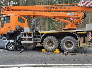 Koszmarny wypadek w Giżycku. Osobówka wbiła się pod ciężarówkę