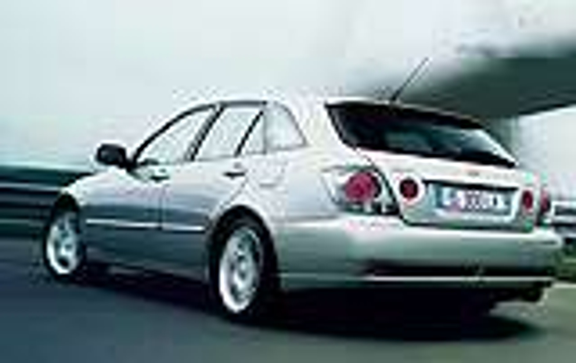 Mały, mocny, lexusowy