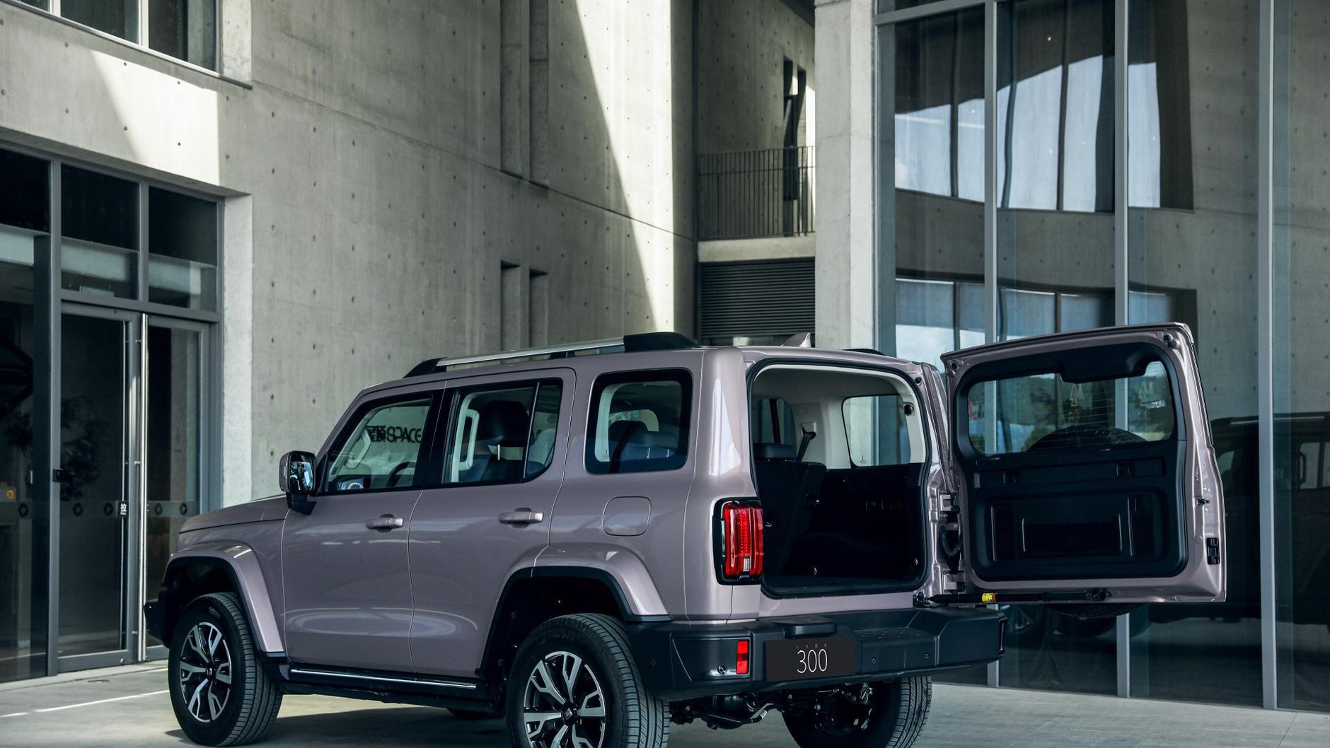 TANK 300. Chińska terenówka w stylu "Gelendy"