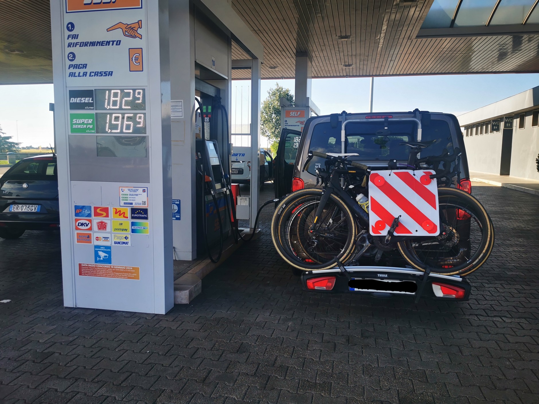 Tankowanie na włoskiej stacji przy autostradzie