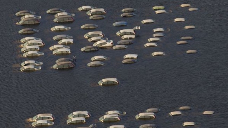 Powódź - podtopione samochody