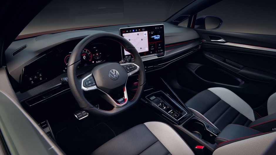 VW Golf (ósma generacja; od 2019 r.; wersja po modernizacji z 2024 r.; samochód w kamuflażu)