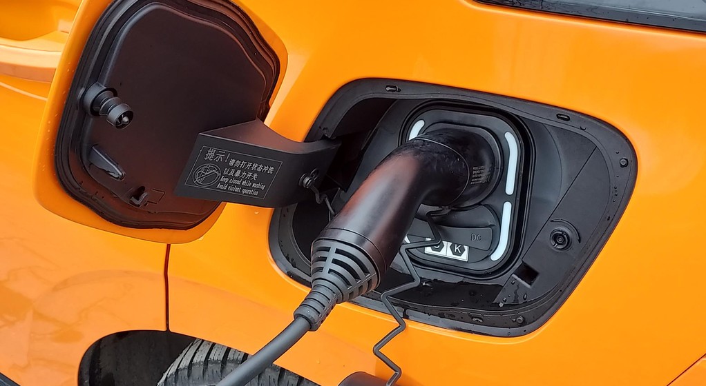 Chińskie auto na prąd – zdjęcie ilustracyjne