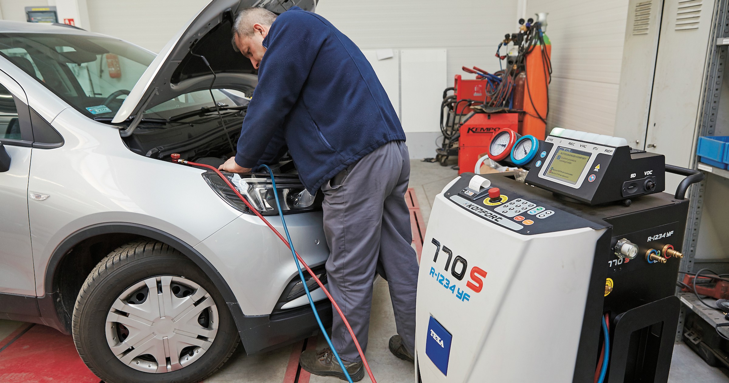 Serwis klimatyzacji w nowoczesnym samochodzie