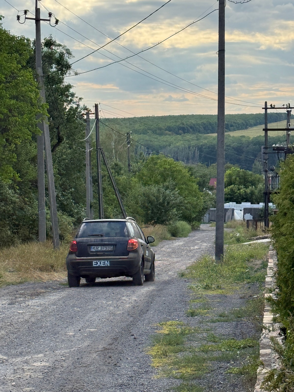 Boczne, nieutwardzone drogi oznaczają ryzyko – minę najtrudniej ukryć na asfalcie.