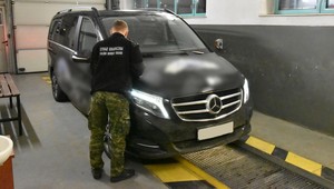 Straż Graniczna zatrzymała Mercedesa jadącego z Ukrainy. Miał podejrzany numer VIN