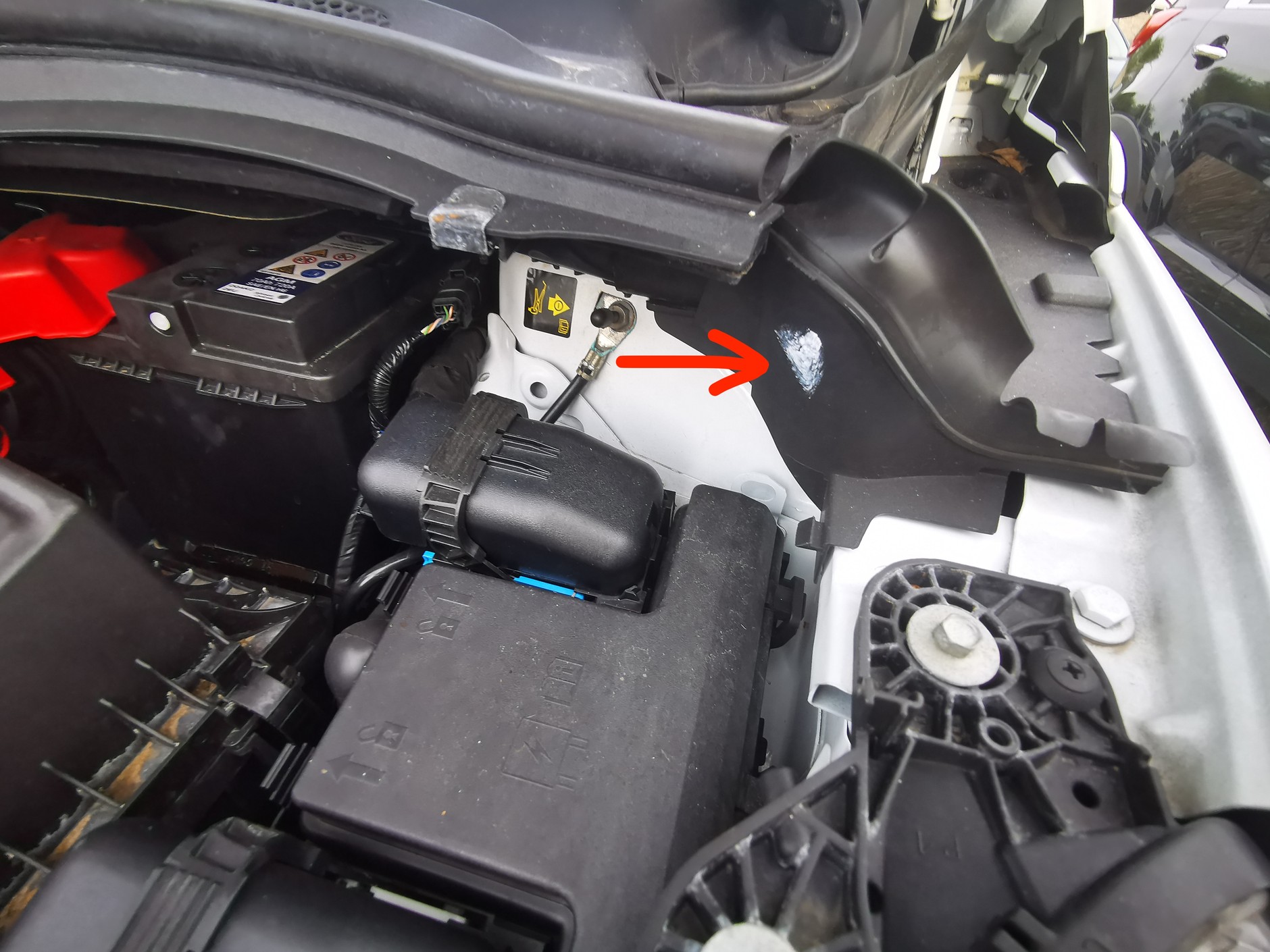 Ford S-Max z 2019 roku z przebiegiem 56 tys. km miał być idealny. Ślady pasty (farby?)