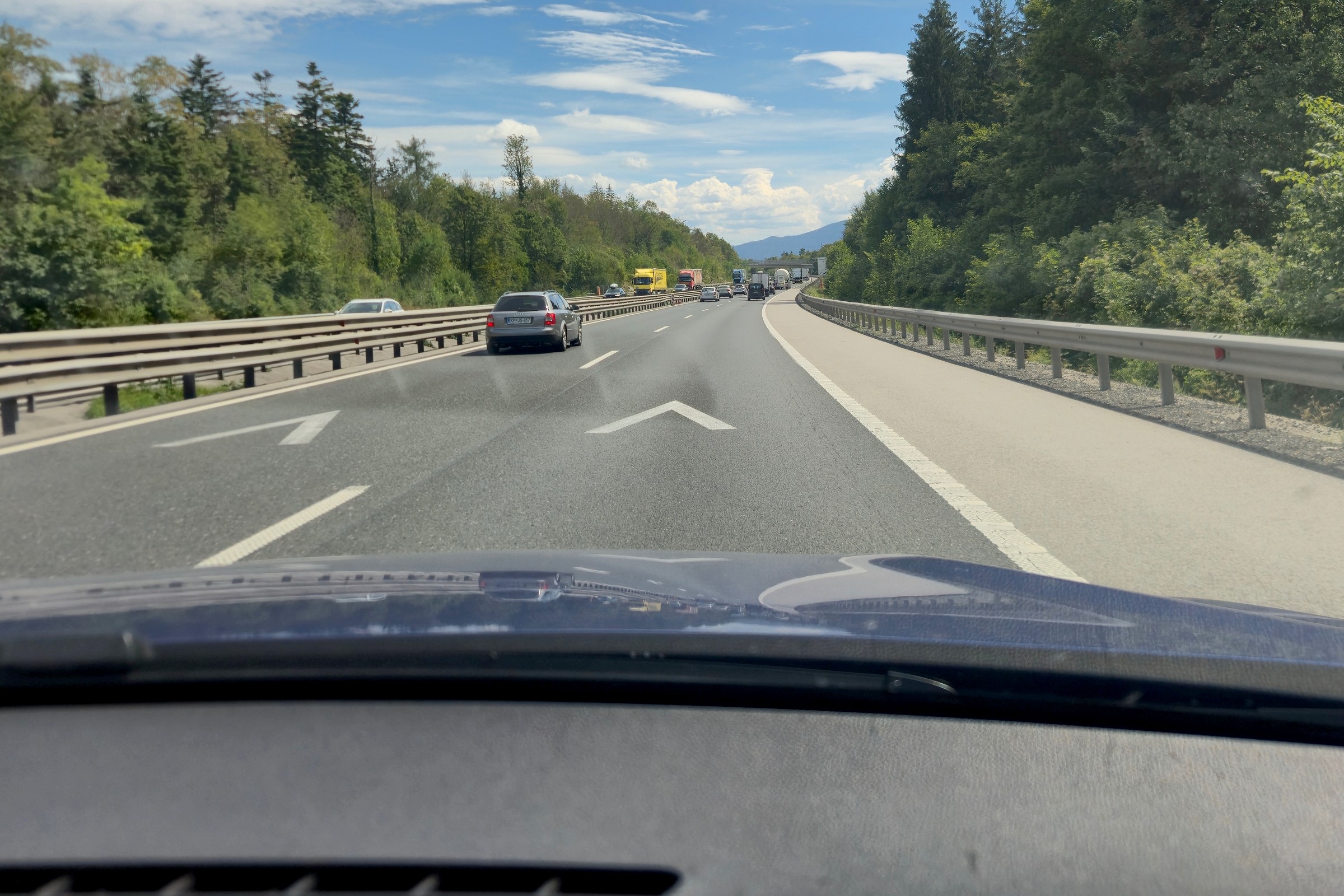 Słowenia maluje strzałki na autostradach. Dają kierowcom do myślenia