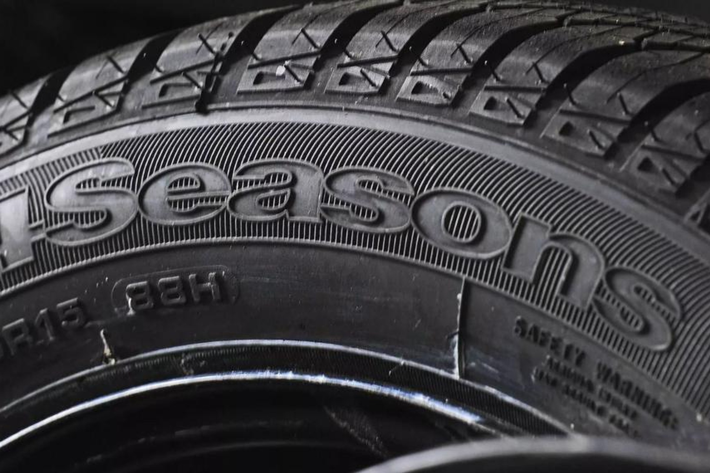 Pięć rzeczy, które musisz wiedzieć, by jeździć na oponach całorocznych tanio i bezpiecznie