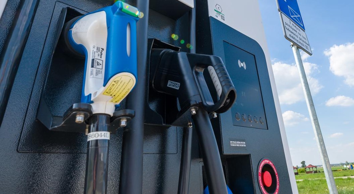 Użytkownicy aut elektrycznych zyskają nowe stacje ładowania. Te pojawią się przy drogach S3 i S8