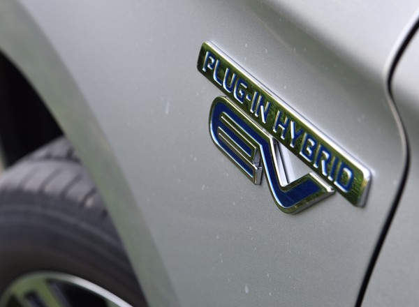 Hybrydy plug-in właśnie straciły sens. Będą do kupienia za bezcen?