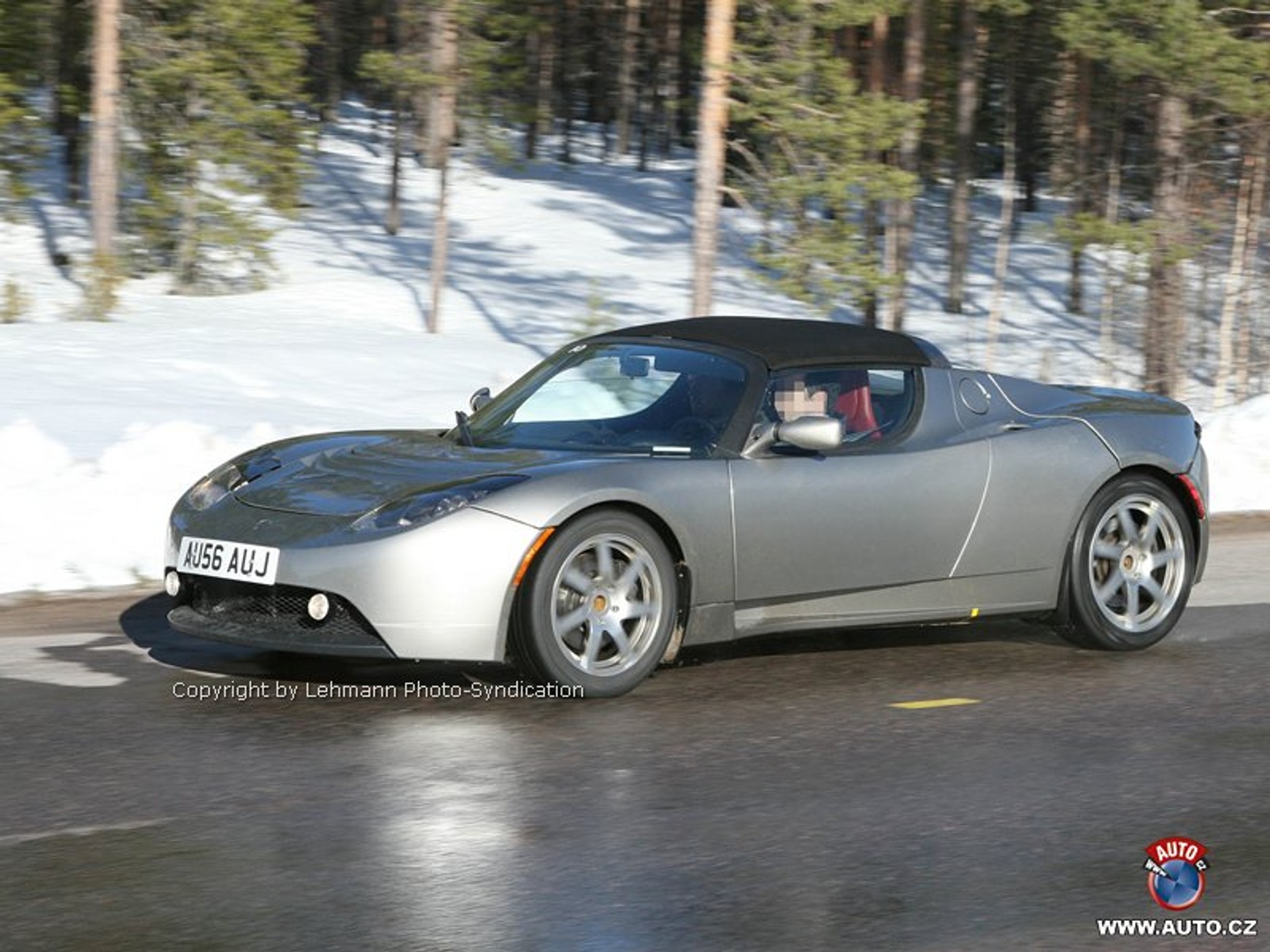 Zdjęcia szpiegowskie: Tesla Roadster podczas testów za kołem podbiegunowym