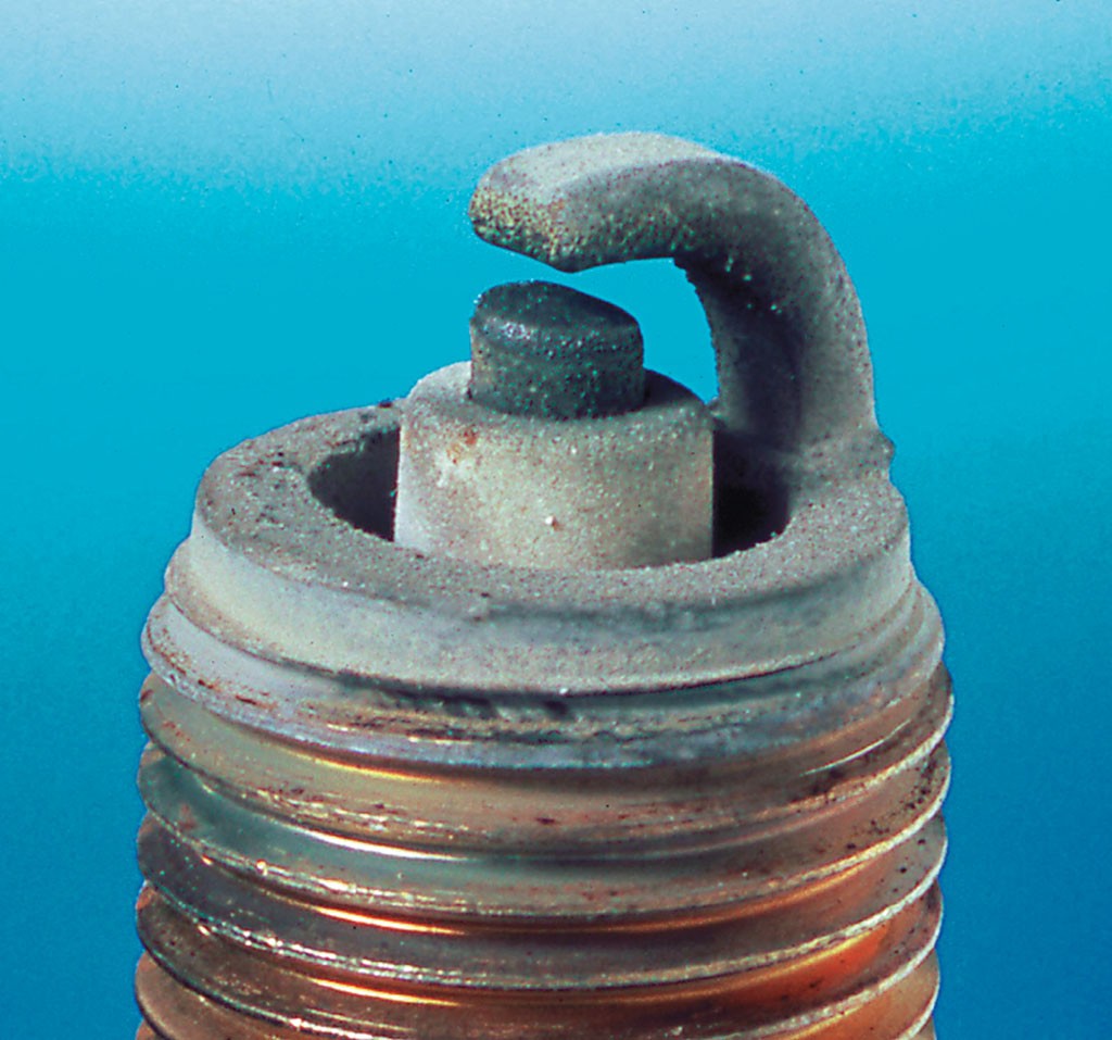 Normalna świeca - elektrody wypalone w niewielkim stopniu. Barwa szarobiała do brązowej.