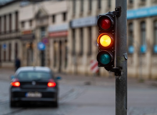 Hamować czy przyspieszać? Wielu kierowców podejmuje złą decyzję