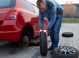 Kiedy założyć zimowe opony? Wyjaśniamy, co warto sprawdzić przed wymianą opon na zimowe