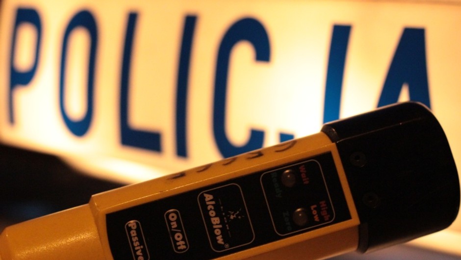 Kierowca Skody Octavii z trudem "trafiał w czarne". Podejrzenia policjanta okazały się słuszne