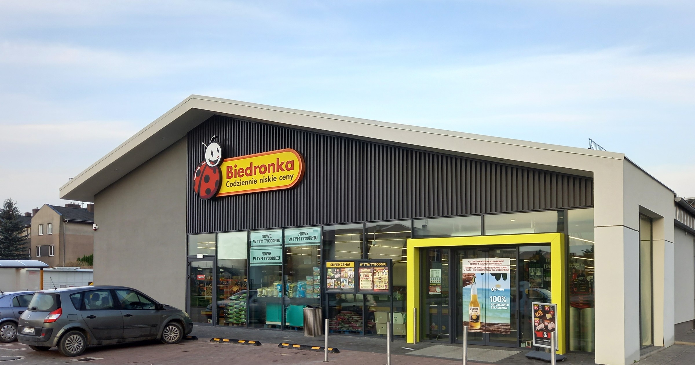 Parking pod sklepem Biedronka