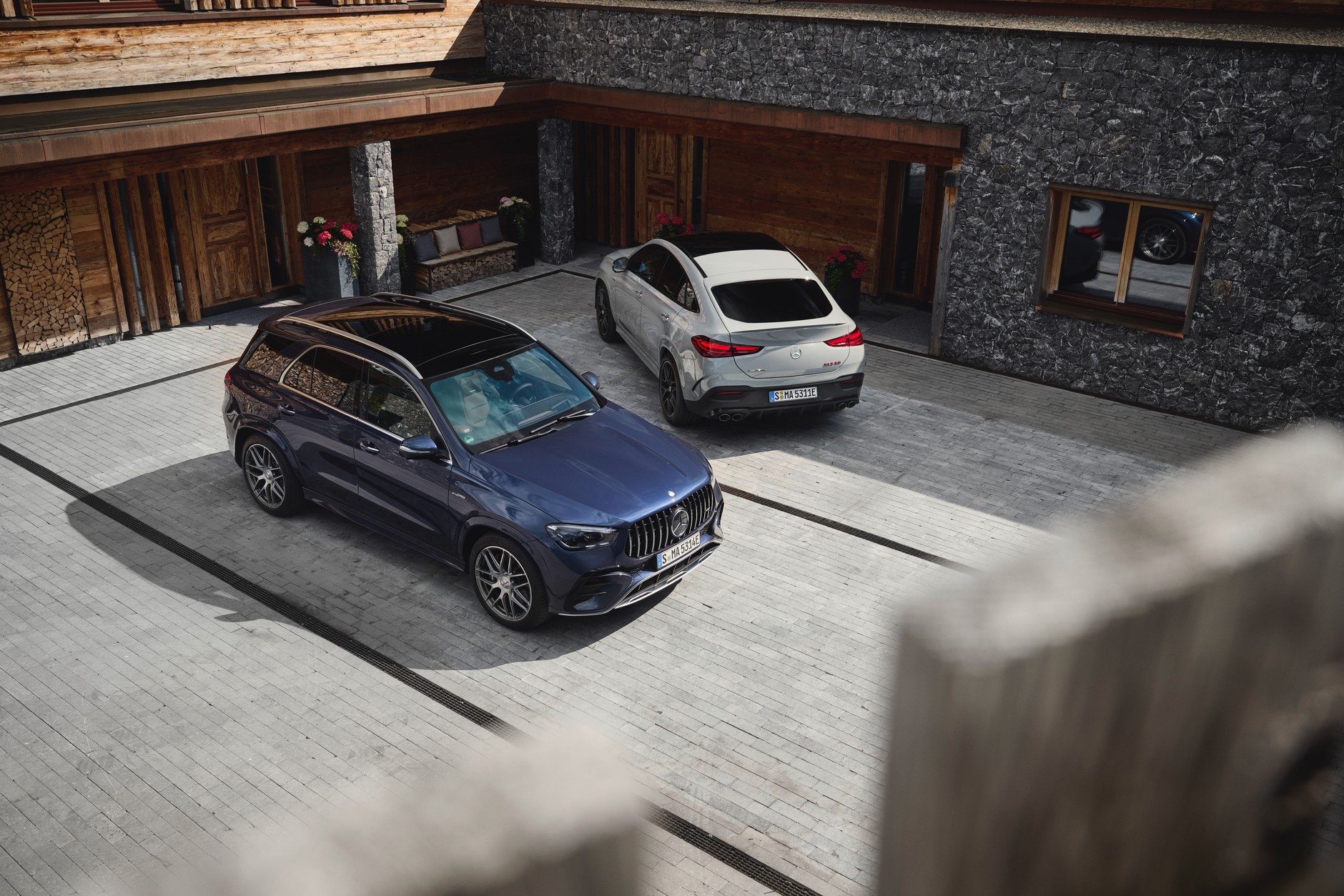 Drogie SUV-y zaparkowane przed domem