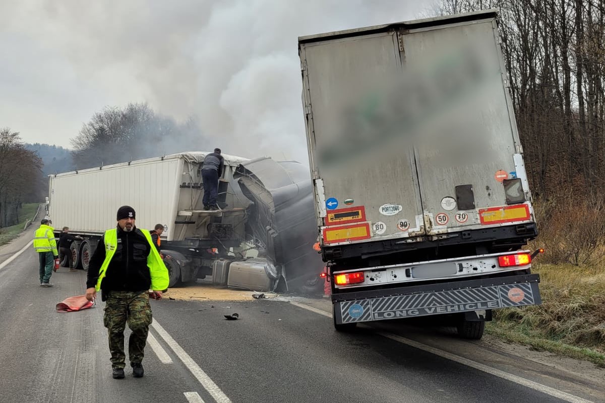 Zderzenie czołowe ciężarówek na DK19