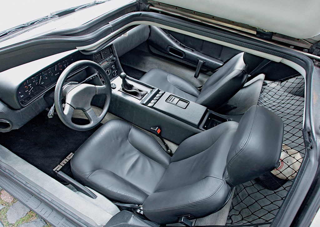 Szeroki tunel środkowy to efekt zastosowania ramy z Lotusa Esprit. Kierowca i pasażer(ka) nie mogą się do siebie przytulać.