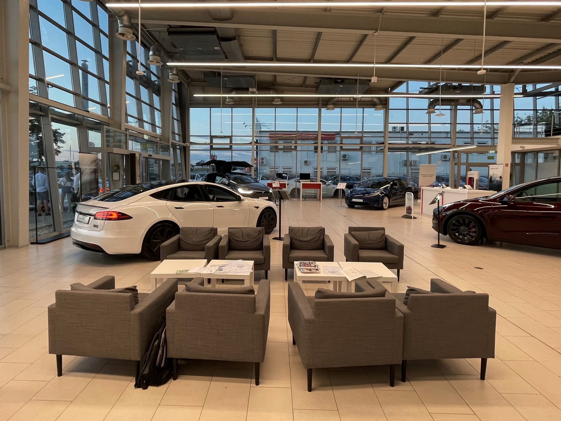 W salonach Tesli nie ma dziś tłumów