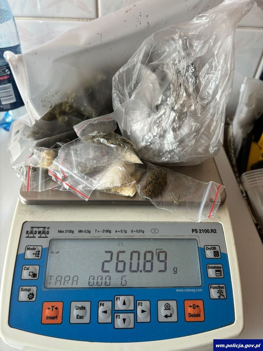 Policjanci dostali zgłoszenie o dziwnym zachowaniu kierowcy. Dowody na wszystko były w aucie