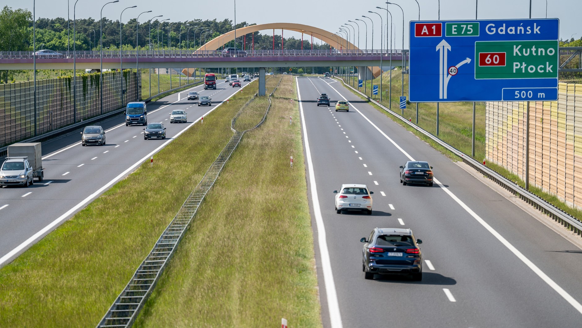 Wyprzedzanie na autostradzie prawym pasem. Przepisy są w tej kwestii jasne