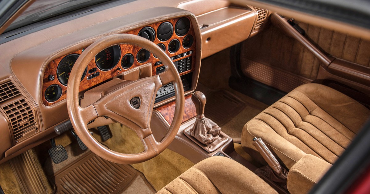 Rowan Atkindon sprzedaje Mercedesa 500E i Lancie Thema 8.32