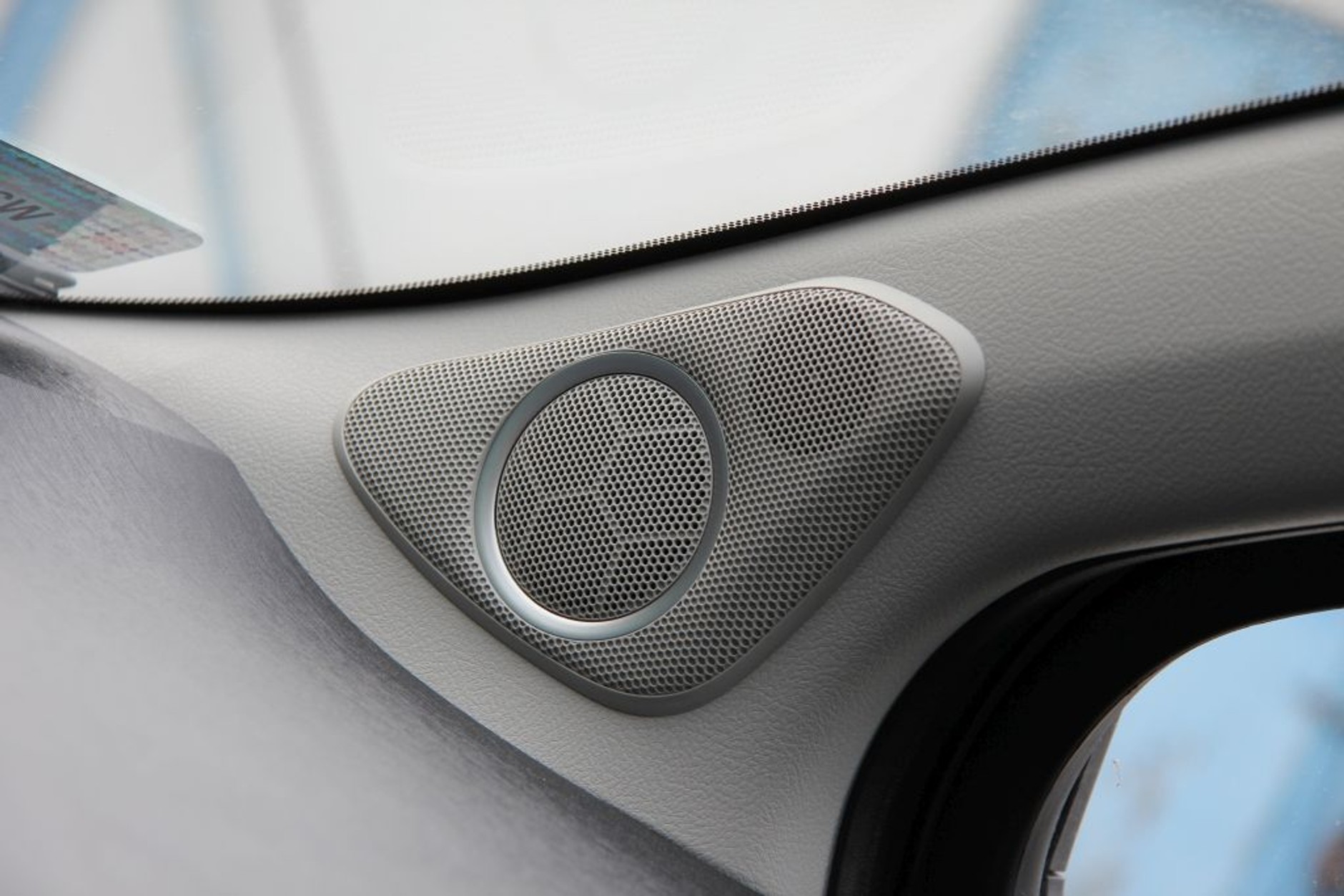 Dobrym pomysłem jest wbudowanie głośników wysokotonowych w słupki Yarisa. Dzięki temu poprawiła się scena dźwiękowa.