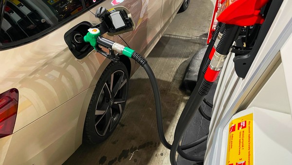 Tankowanie samochodu na stacji paliw