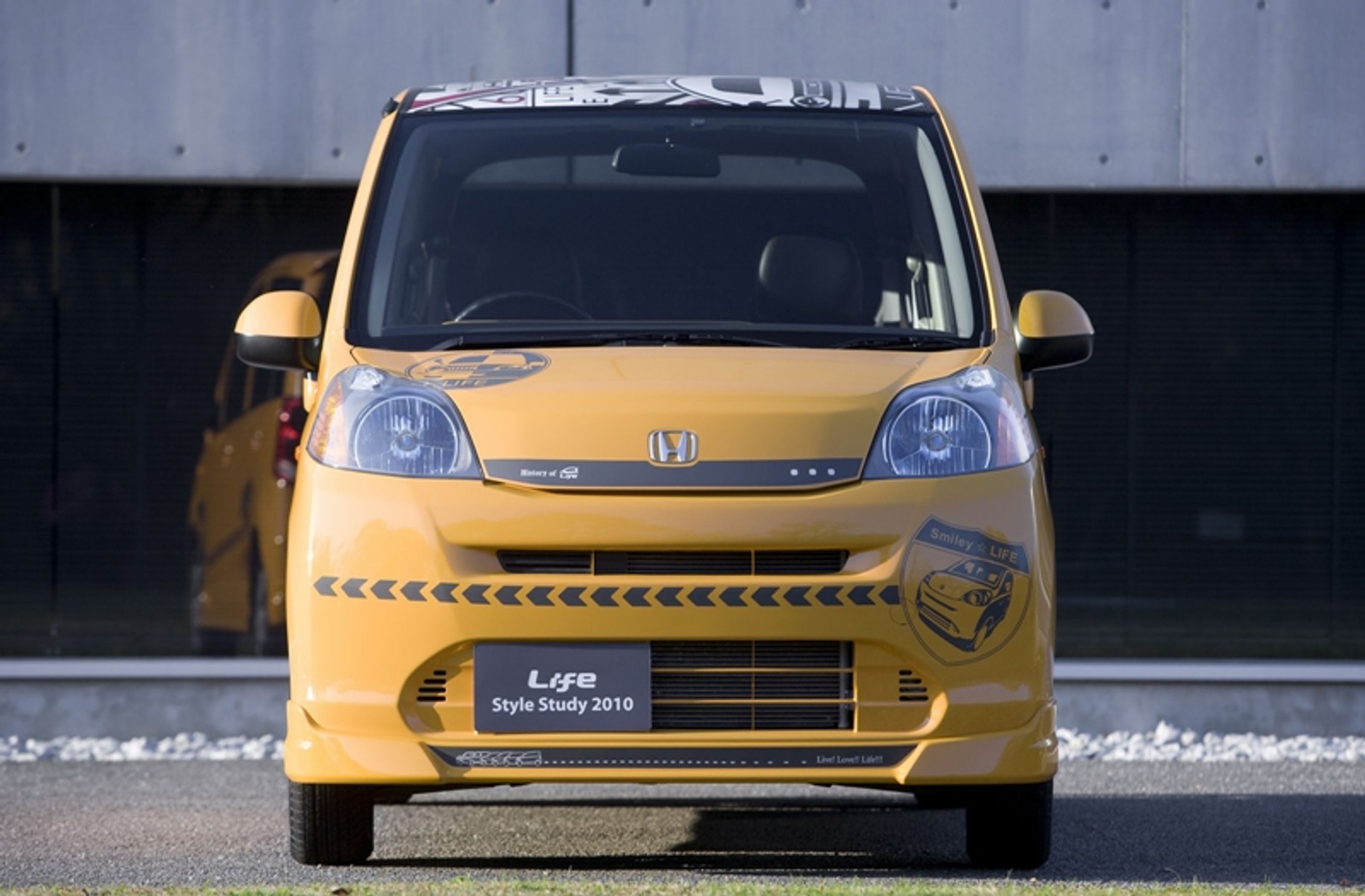 Które auto ma tak odjechane kołpaki?