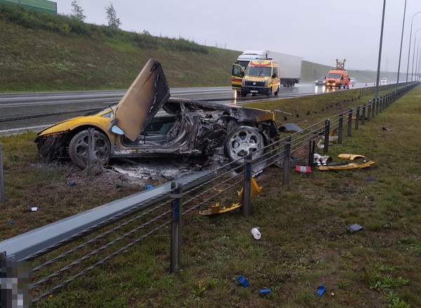 Wypadek Lamborghini na autostradzie A1. Kraksa zakończona pożarem