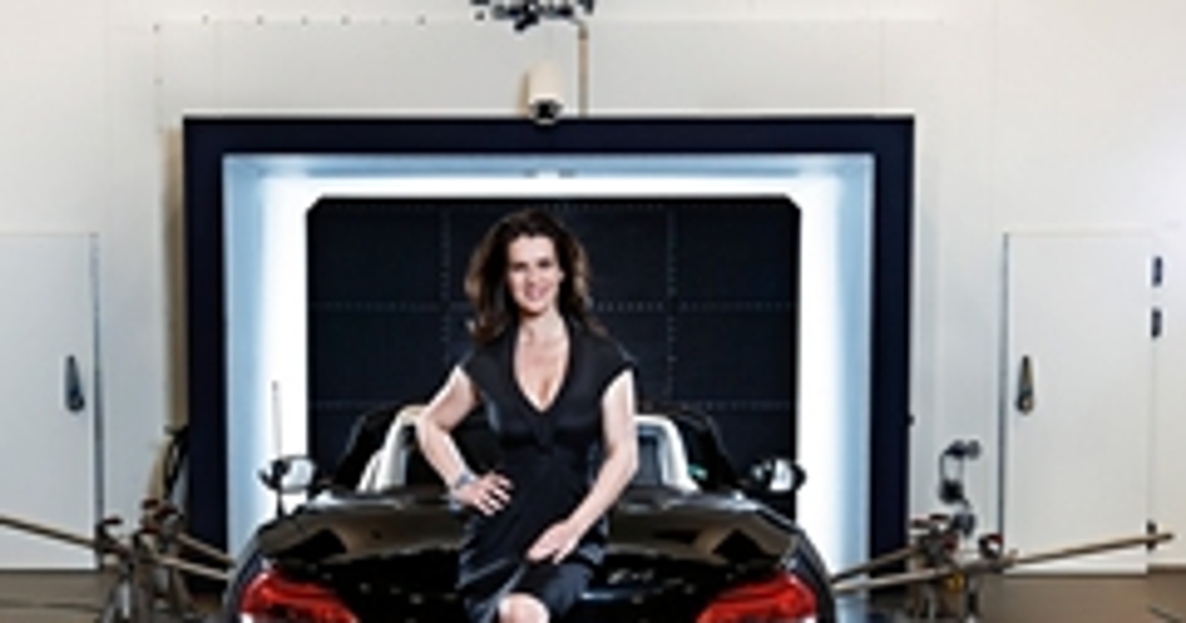 Kobieta po tuningu i BMW Z4 bez tuningu 